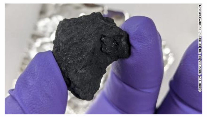 Viên thiên thạch rơi xuống nước Anh chỉ nặng gần 300 gr nhưng là loại cực kỳ quý hiếm.