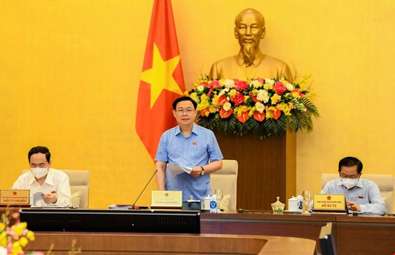 Chủ tịch Quốc hội Vương Đình Huệ phát biểu tại phiên họp Uỷ ban Thường vụ