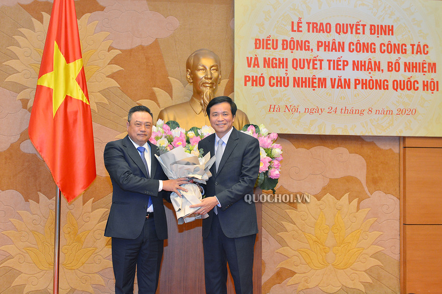 Chủ nhiệm Văn phòng Quốc hội trao quyết định cho tân Phó Chủ nhiệm Văn phòng Quốc hội