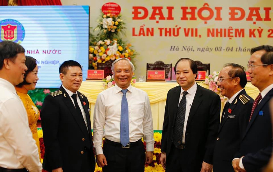 Các đại biểu trao đổi bên lề Đại hội. Ảnh Như Ý