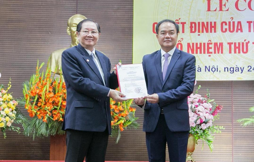 Bộ trưởng Nội vụ trao quyết định bổ nhiệm thứ trưởng Bộ Nội vụ Vũ Chiến Thắng (trái)