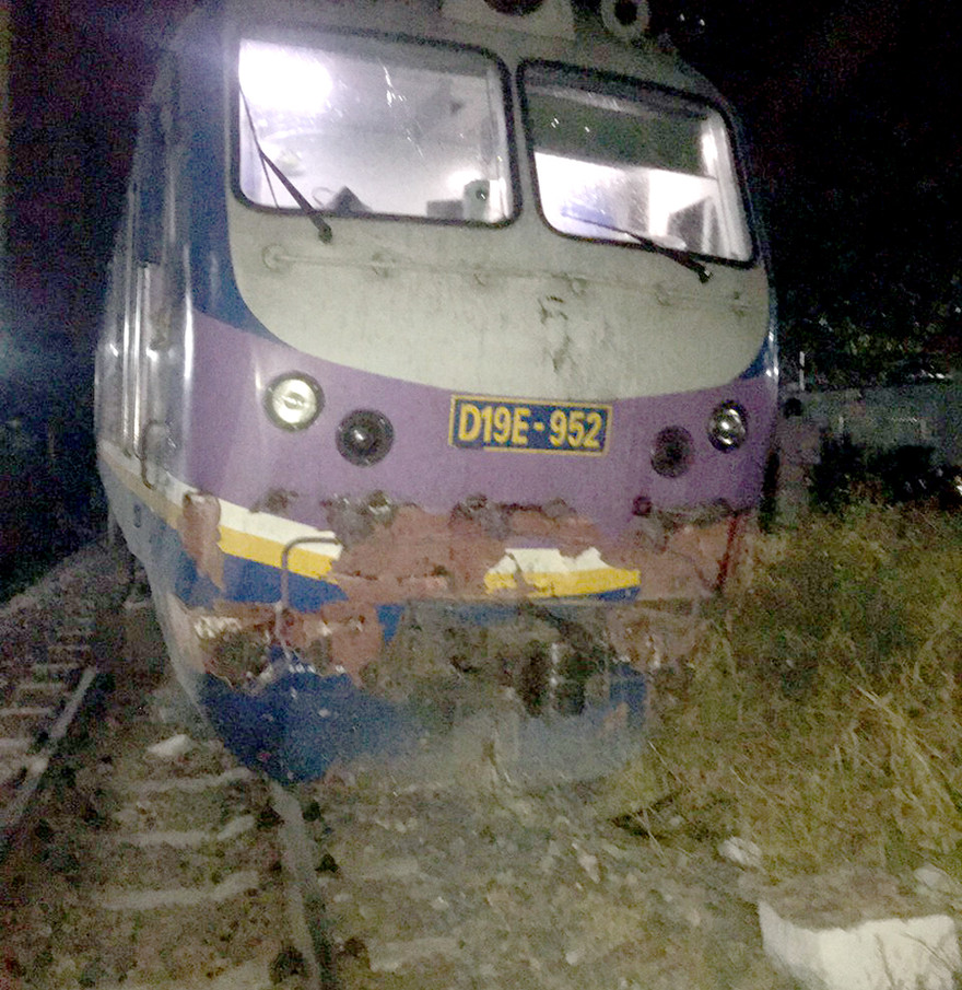 Đầu máy bị trật ray sau khi đâm phải container vượt đường ngang. Ảnh: ĐSVN.