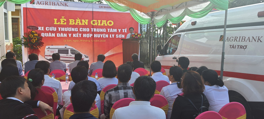 Lễ trao tặng xe cứu thương cho Trung tâm Quân Dân Y huyện đảo