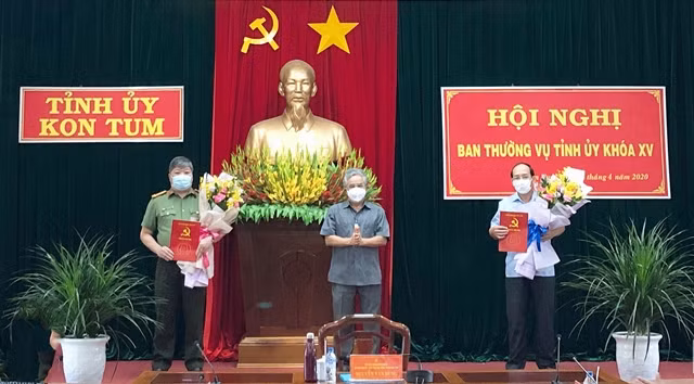 Trao quyết định của Ban Bí thư Trung ương Đảng chuẩn y nhân sự tại Kon Tum. Ảnh: Chinhphu.vn