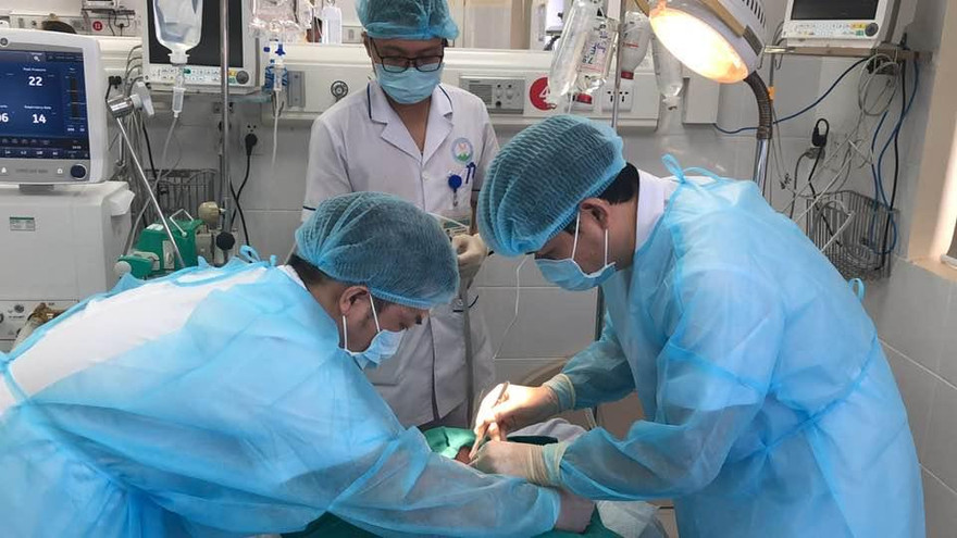 Các BS Bệnh viện đa khoa tỉnh Hòa Bình cấp cứu cho sản phụ bị TNGT. Ảnh: TS - BS Hoàng Công Tình