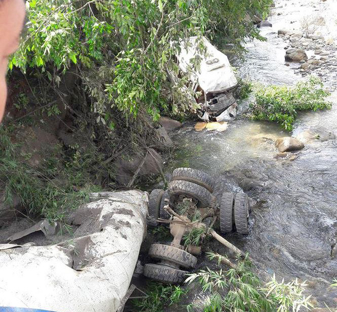 Hiện trường vụ tai nạn giữa xe bồn chở xi măng và xe khách làm 15 người thương vong tại Lai Châu.