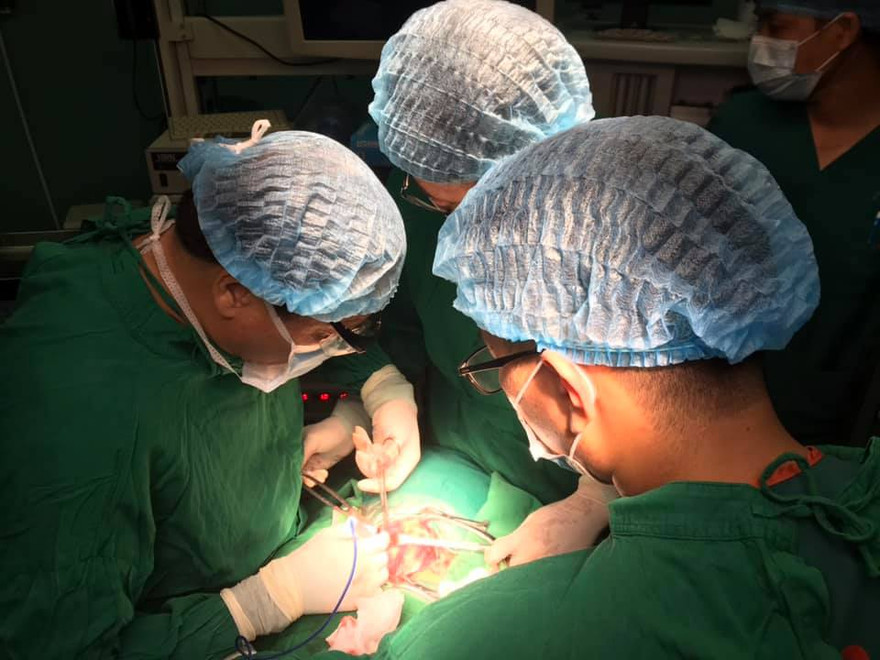 Các bác sỹ đang thực hiện ca phẫu thuật cho bệnh nhi 15 tuổi bị K tuyến giáp. Ảnh: Bệnh viện cung cấp