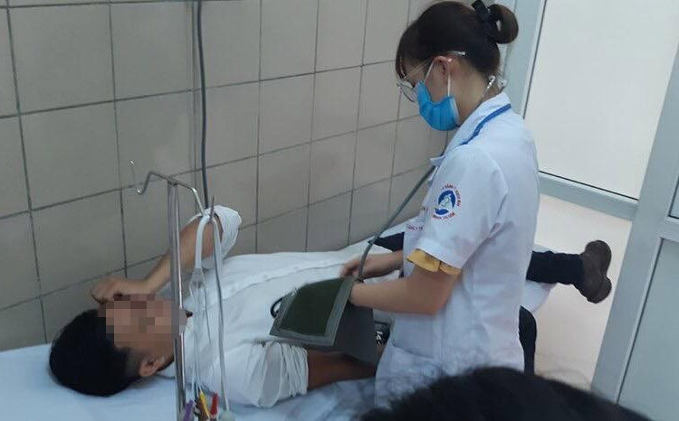 Một người dân tiếp xúc lâu trong khu vực đám cháy tại Nhà máy bóng đèn, phích nước Rạng Đông đến BV Bạch Mai khám và làm xét nghiệm sáng 30/8