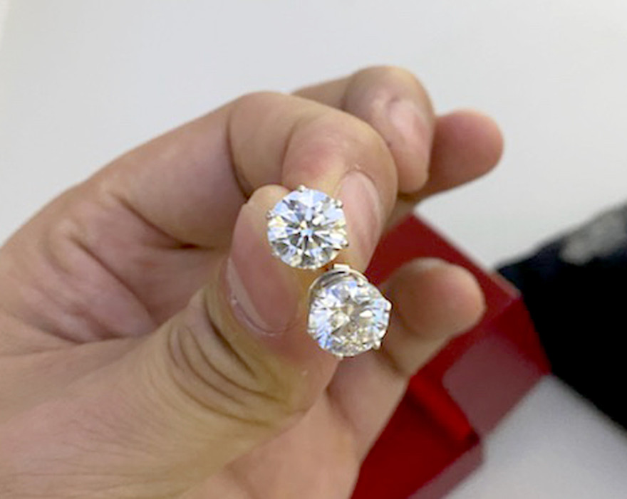 Nữ trang kim cương trong túi hành khách bỏ quên trên máy bay.