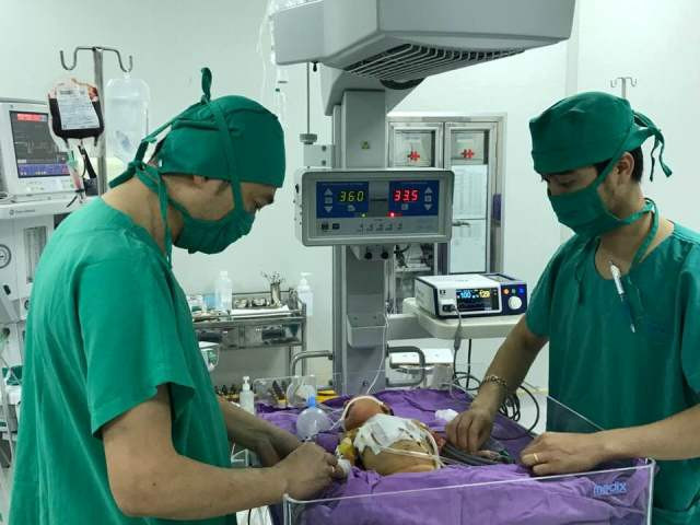 Bệnh nhi hiện vẫn đang được chăm sóc đặc biệt tại bệnh viện.