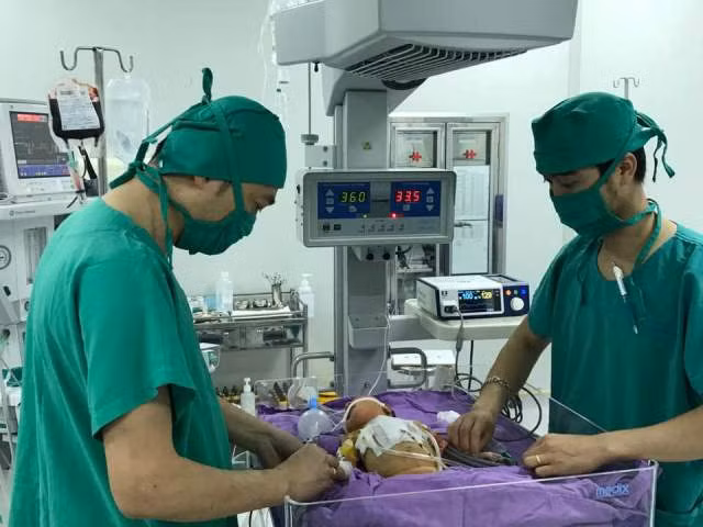 Bệnh nhi hiện vẫn đang được chăm sóc đặc biệt tại bệnh viện.