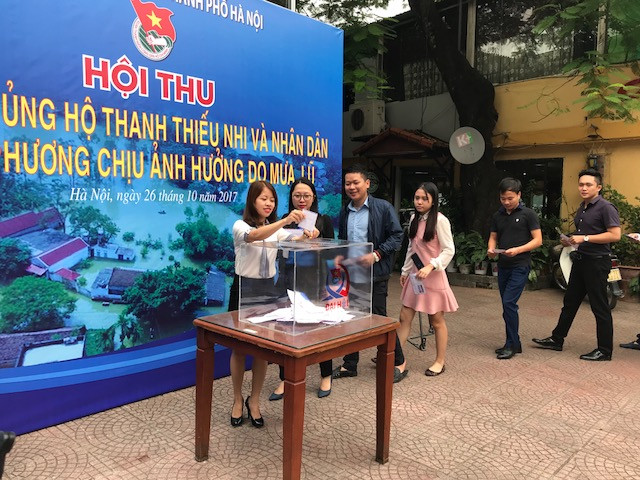 Đại diện các đơn vị trao quà ủng hộ tại hội thu 