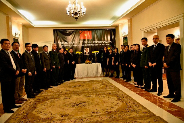 Các cán bộ Đại sứ quán Việt Nam tại Ba Lan viếng Chủ tịch nước Trần Đại Quang.