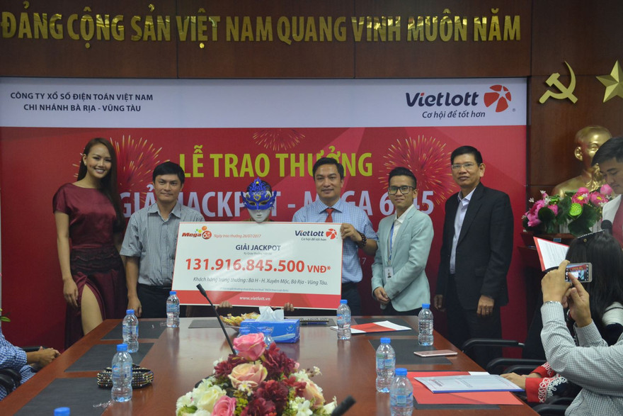 Bà H. tại Vũng Tàu đã nhận 131 tỷ đồng từ Vietlott.