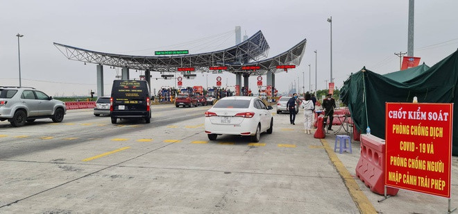 Nhiều xe quay đầu khi đến chốt kiểm soát tại cửa ngõ vào Quảng Ninh. Ảnh: Đức Hiếu.