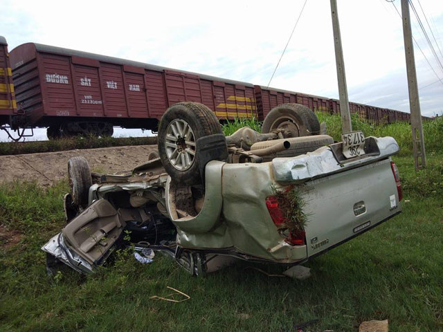 Hiện trường vụ tàu hàng đâm xe bán tải làm 1 người chết, 1 người bị thương ở Quảng Ngãi.