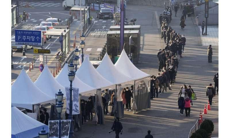 Một điểm xét nghiệm COVID-19 lưu động ở Seoul