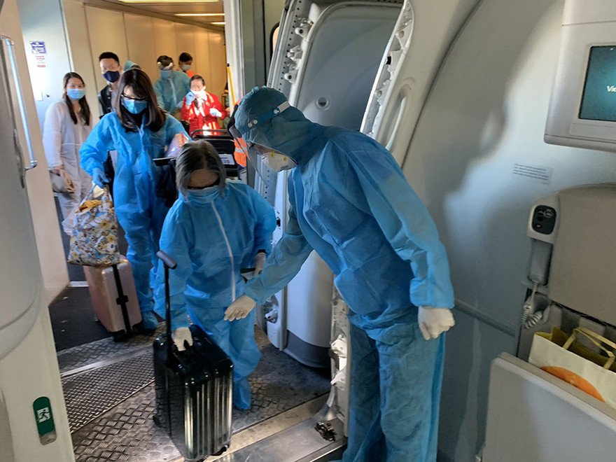 Tới nay, với 3 chuyến bay, đã có hơn 1.000 công dân Việt được đón về nước kể từ khi dịch COVID-19 bùng phát. Ảnh hành khách lên chuyến bay về nước ngày 9/6.