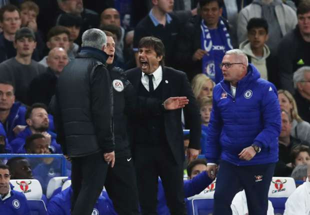 HLV Conte tranh cãi với HLV Mourinho.