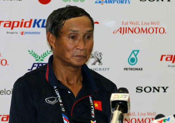 HLV Mai Đức Chung thách đấu Thái Lan.