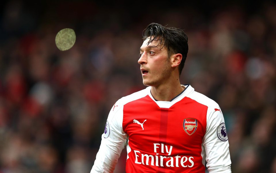 HLV Wenger không hài lòng về phong độ của Mesut Ozil.