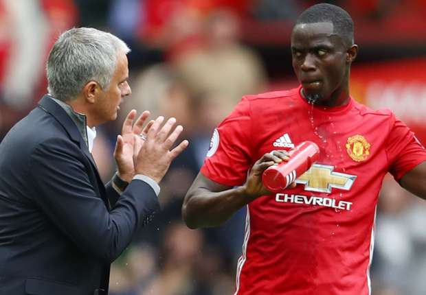 Eric Bailly cãi lệnh của HLV Jose Mourinho.