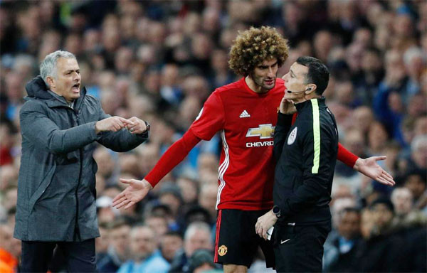 Fellaini bị CĐV nhà chỉ trích vì nhận thẻ đỏ trong trận đấu với Man City.