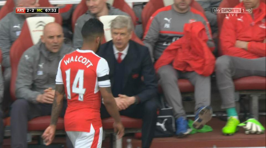 Theo Walcott từ chối bắt tay HLV Arsene Wenger.