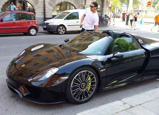 Ibrahimovic từ bỏ sở thích đi những siêu xe thể thao nhằm tránh các chấn thương về lưng.