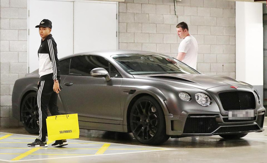 Jesse Lingard tự thưởng cho mình một chiếc Bentley Continental GT mới tinh.