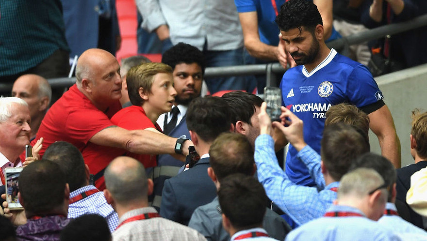 Diego Costa có tên trong danh sách thi đấu mùa giải 2017/18 của Chelsea.