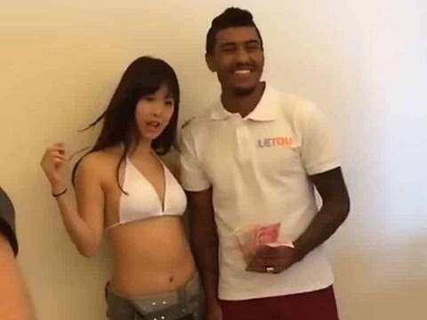 Paulinho tươi cười bên Tsukasa Aoi.