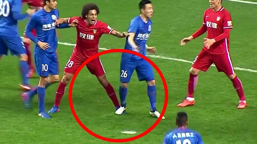 Cận cảnh pha bóng Qin Sheng dẫm vào chân Axel Witsel.