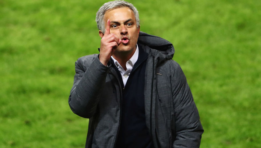 HLV Mourinho đáp trả những lời mỉa mai từ HLV của Ajax.