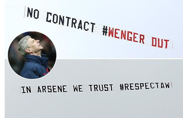 2 thông điệp trái ngược từ các CĐV Arsenal trên bầu trời sân The Hawthorns.