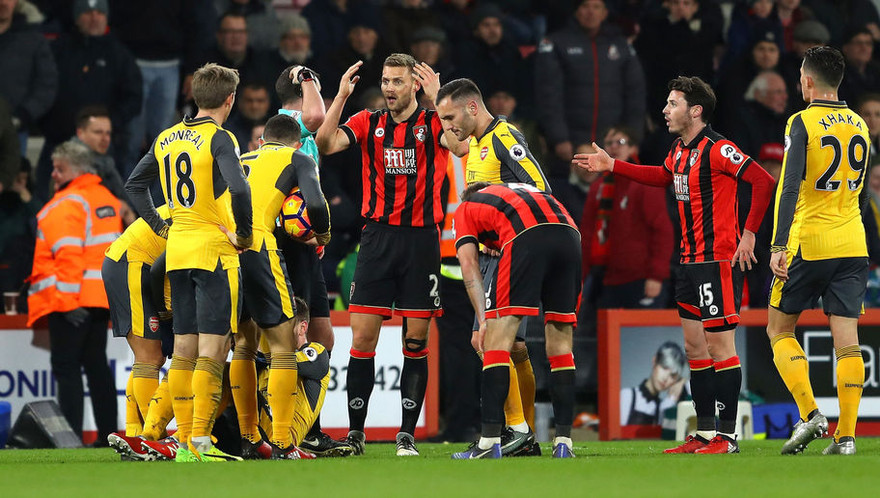 Coquelin dính chấn thương khá nặng.