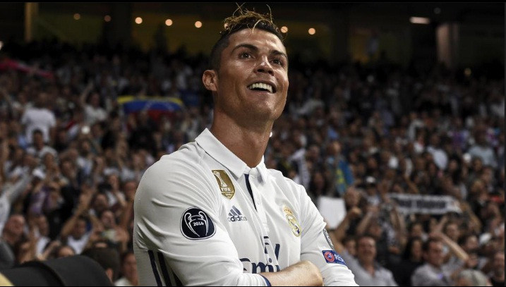 Ronaldo ăn mừng hat-trick.