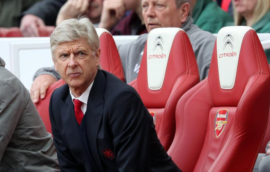 HLV Wenger không vui vì nhiều CĐV Arsenal liên tục phản đối mình.