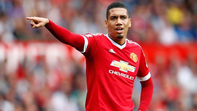 HLV Mourinho quyết tống cổ Chris Smalling ở hè 2017.