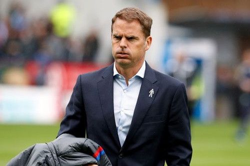 Frank de Boer trở thành HLV đầu tiên bị mất việc ở Premier League mùa này.