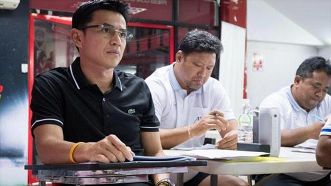 HLV Kiatisak sang Indonesia làm thầy của Michael Essien?