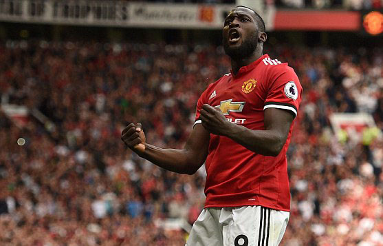 Lukaku ăn mừng bàn mở tỷ số.