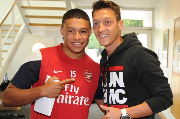 M.U muốn có cả Alex Oxlade-Chamberlain và Mesut Ozil.
