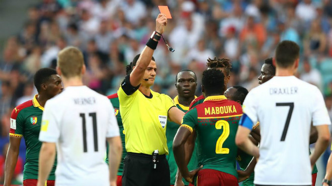 Trọng tài Wilmar Roldan mắc lỗi hy hữu.