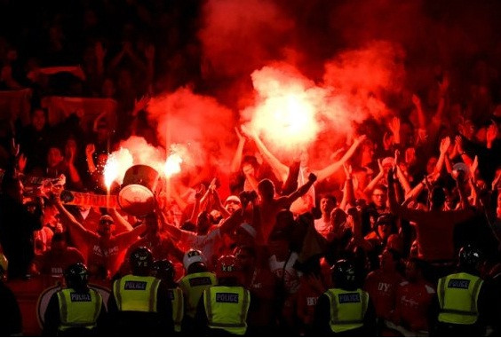 CĐV Cologne làm loạn ở trận đấu với Arsenal.