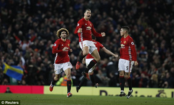 Các cầu thủ M.U ăn mừng bàn gỡ hòa 1-1.