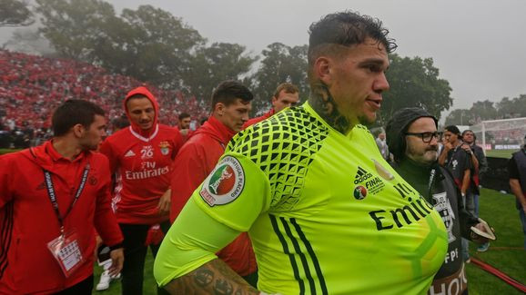 Ederson Santana chính thức đầu quân cho Man City.