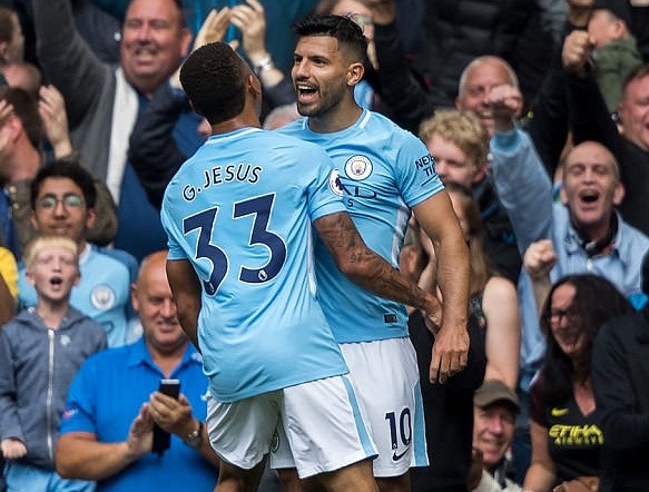 Aguero phá kỉ lục ghi bàn của Dwight Yorke.