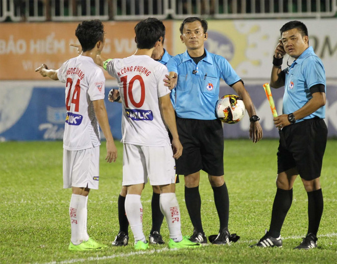 VFF phạt nặng trọng tài “bẻ còi” trận HAGL - Thanh Hóa.