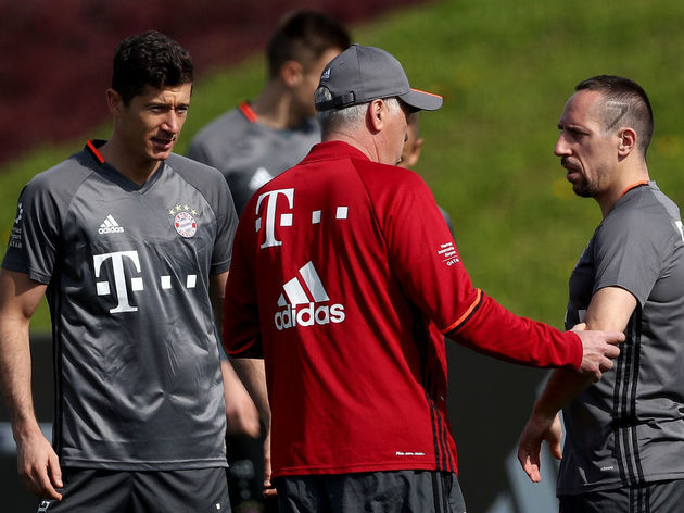 HLV Ancelotti khẳng định Lewandowski sẽ không rời Bayern Munich.